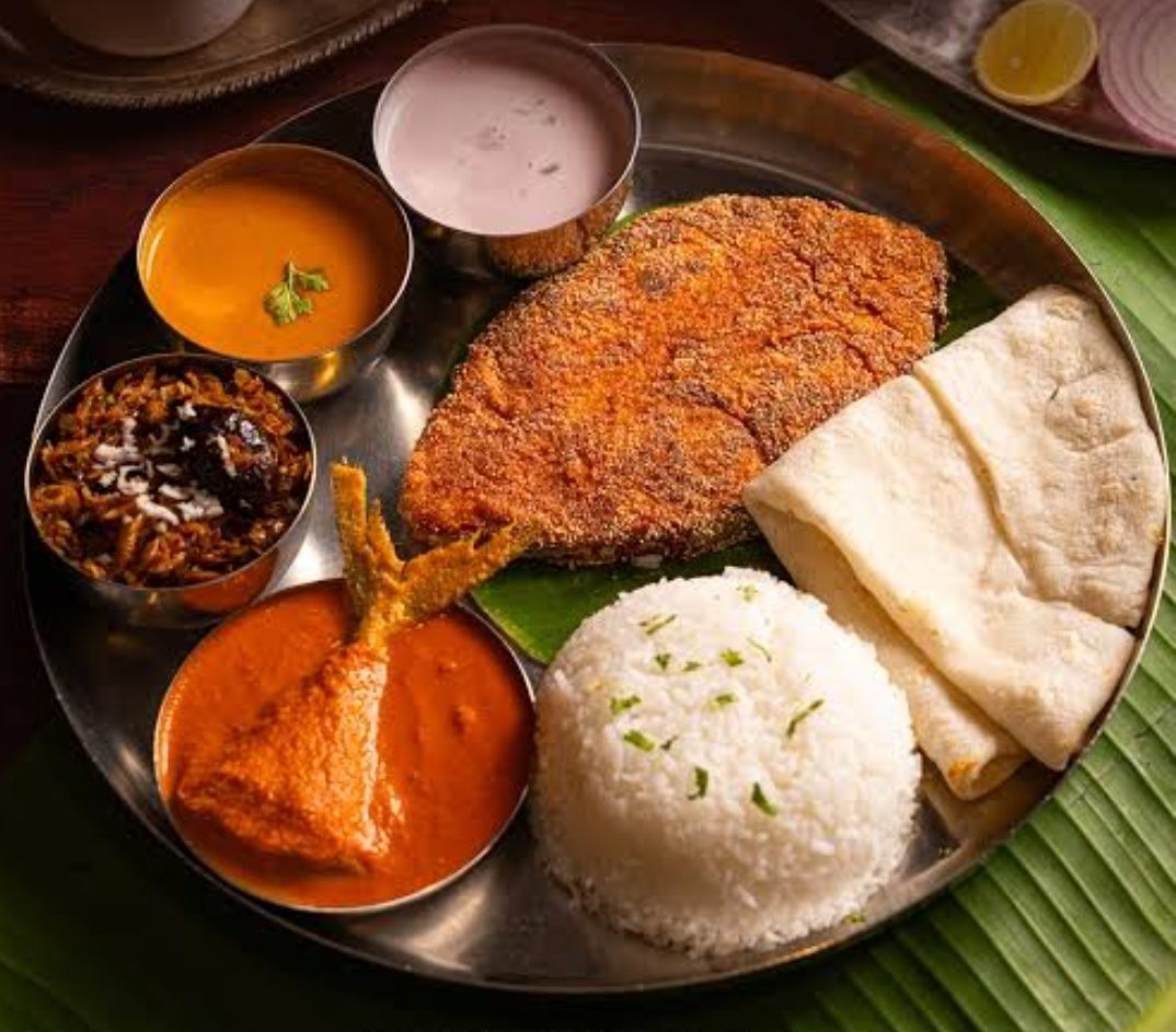 Konkani fish thali with fried fish, curry, rice and chapati