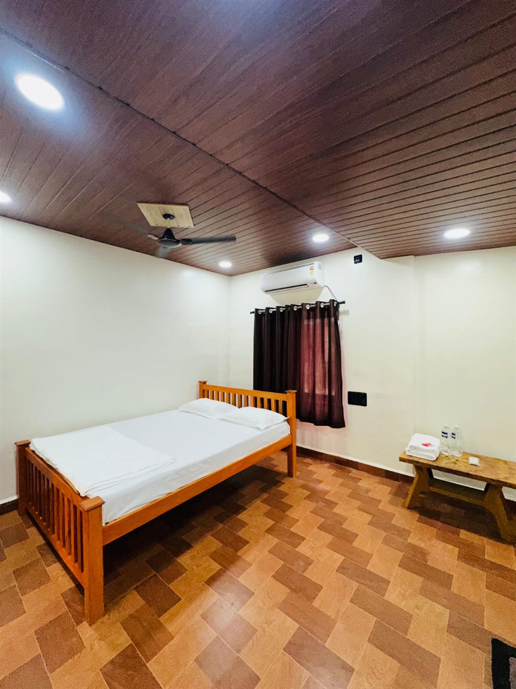 Double room with wooden bed, AC and wood-panelled ceiling