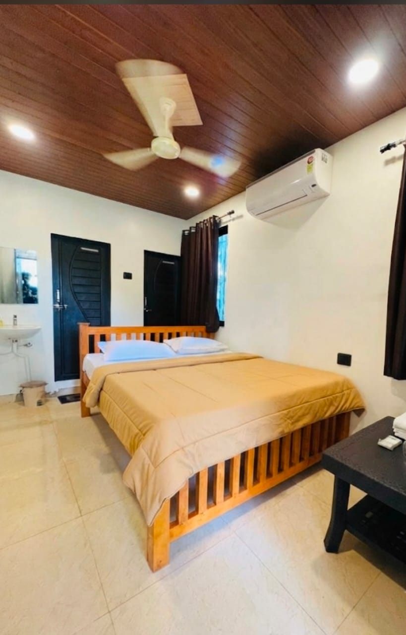 Double room with comforter, AC and wash basin